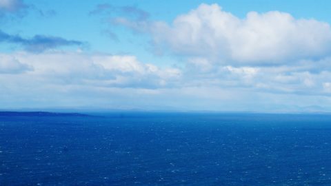 मनुष्य के जीवित रहने के लिए जल का प्रबन्ध किया, और आसमान, और अंतरीक्ष को बनाया