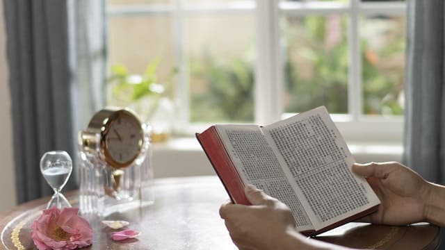 मैंने सुना कि आप लोगों ने इस बात का प्रमाण दिया है कि देहधारी सर्वशक्तिमान परमेश्वर ने लाखों वचन कहे हैं और परमेश्वर के घर से शुरू करते हुए अपना न्याय का कार्य पूरा किया है। लेकिन यह साफ़ तौर पर बाइबल से आगे निकल जाता है। इसका कारण यह है कि पादरी और नेतागण अक्सर हमसे कहा करते थे कि परमेश्वर के सभी वचन और कार्य बाइबल में दर्ज हैं। परमेश्वर का कोई भी वचन और कार्य बाइबल से बाहर नहीं है। प्रभु यीशु का उद्धार कार्य पहले ही पूरा हो चुका है। अंत में दिनों में प्रभु की वापसी विश्वासियों को सीधे स्वर्ग के राज्य में ले जाने के लिए होगी। इस प्रकार, हमेशा से हमारा यह मानना रहा है प्रभु में विश्वास बाइबल के आधार पर होना चाहिए। जब तक हम बाइबल की बातों पर कायम रहते हैं, हम स्वर्ग के राज्य में प्रवेश करने और शाश्‍वत जीवन पाने में सफल होंगे। बाइबल से दूर जाना प्रभु के रास्ते को छोड़ देना है। यह उनका विरोध करना और उनको धोखा देना है। सभी धार्मिक पादरी और एल्डर्स ऐसा ही सोचते हैं। इसमें गलत क्या हो सकता है?